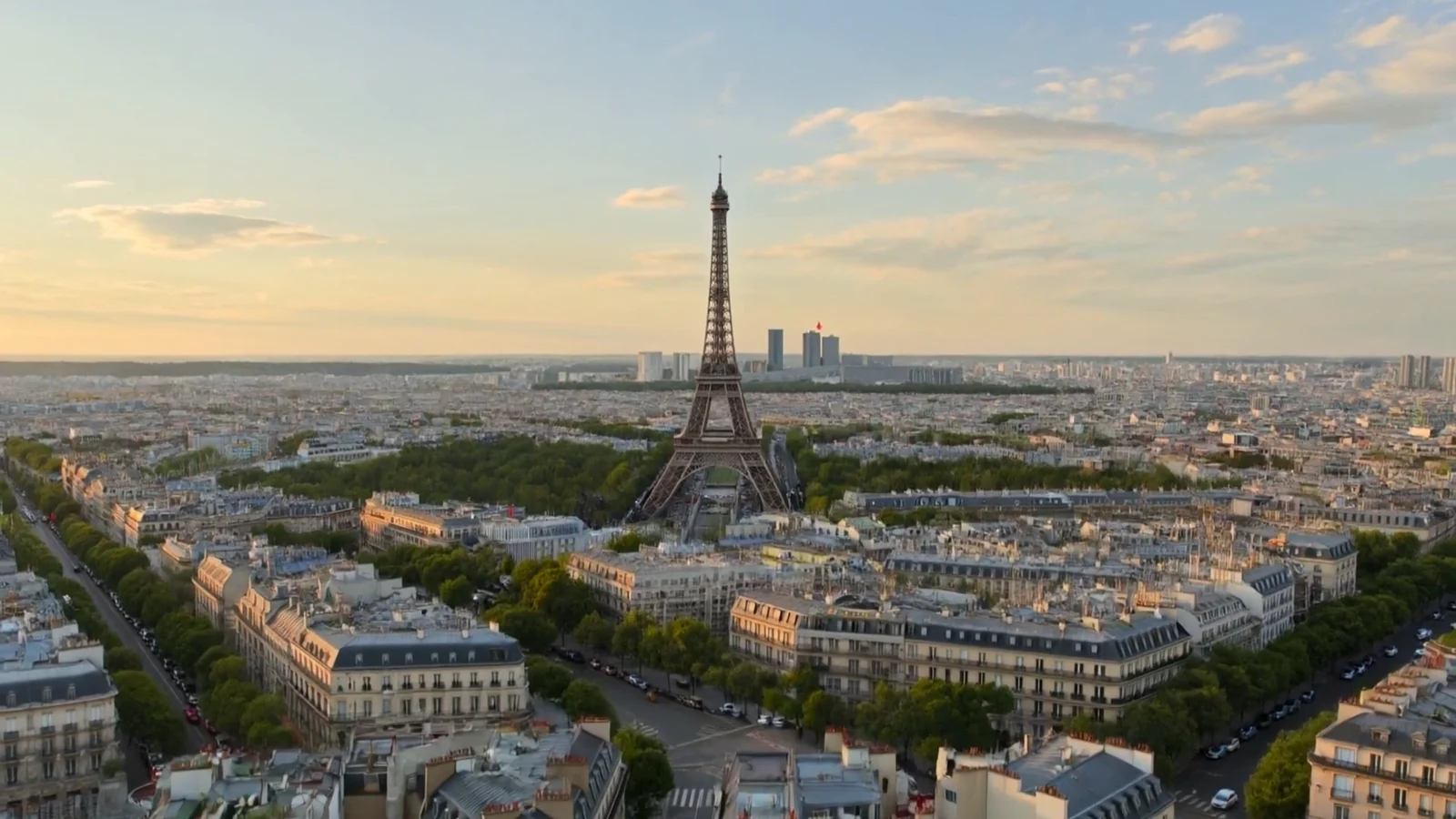 Toits de Paris à la lumière du soir, point de départ de l’histoire Click First de Monsieur Click, agence SEO